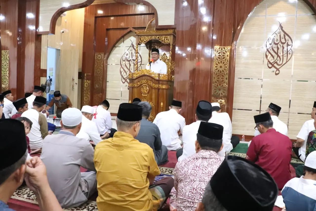 Safari Ramadan di Masjid Karema Mamuju, Sekprov Serahkan Bantuan Hibah Rp3,5 Miliar